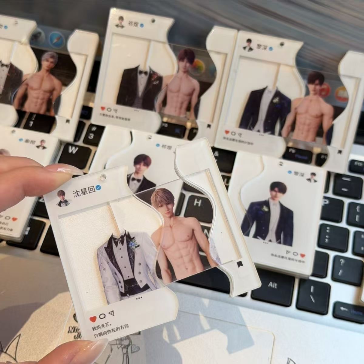 Anime Cosplay Photo - จี้คอรูปภาพกล้ามเนื้อหน้าท้องแบบดึงผ่านการ์ด นิวเลิฟ แอนด์ ดีพ สเปซ คาเลบ